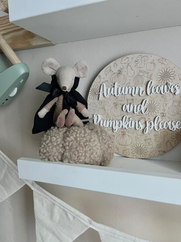 Autumn leaves and pumpkins please round plaque