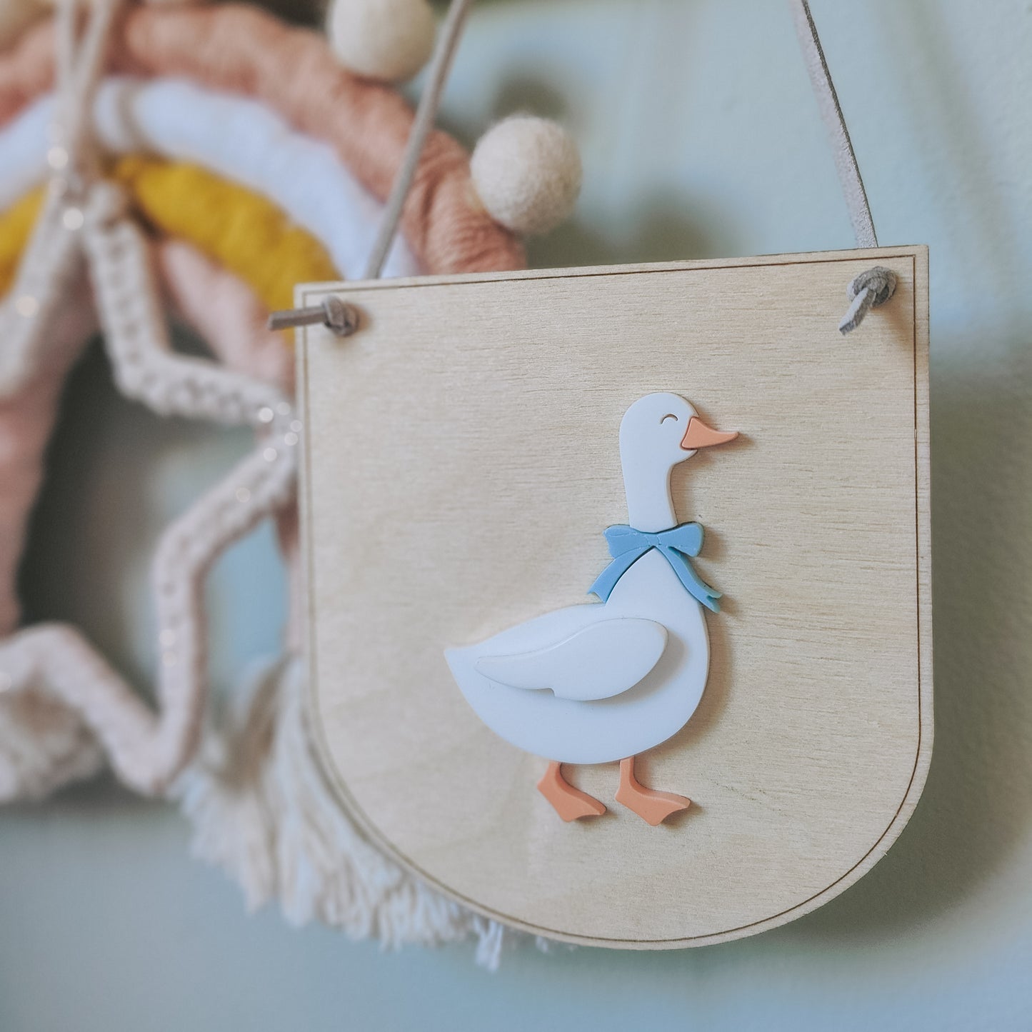 Goose with bow mini hanging banner
