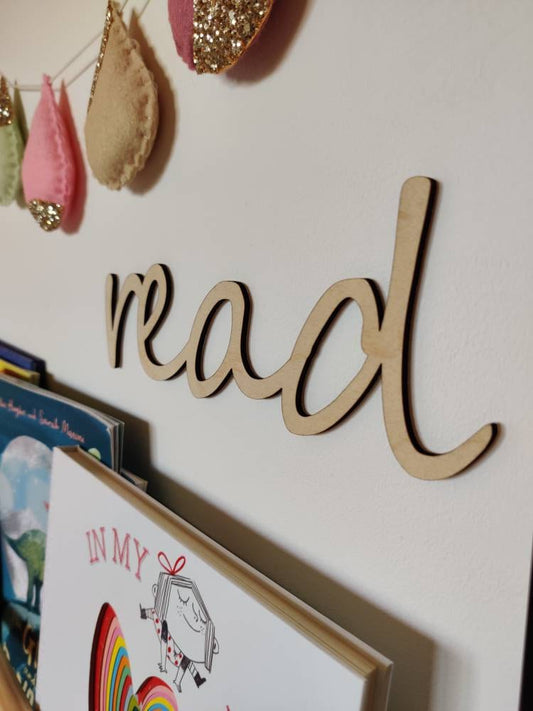 Wooden 'read' wall sign