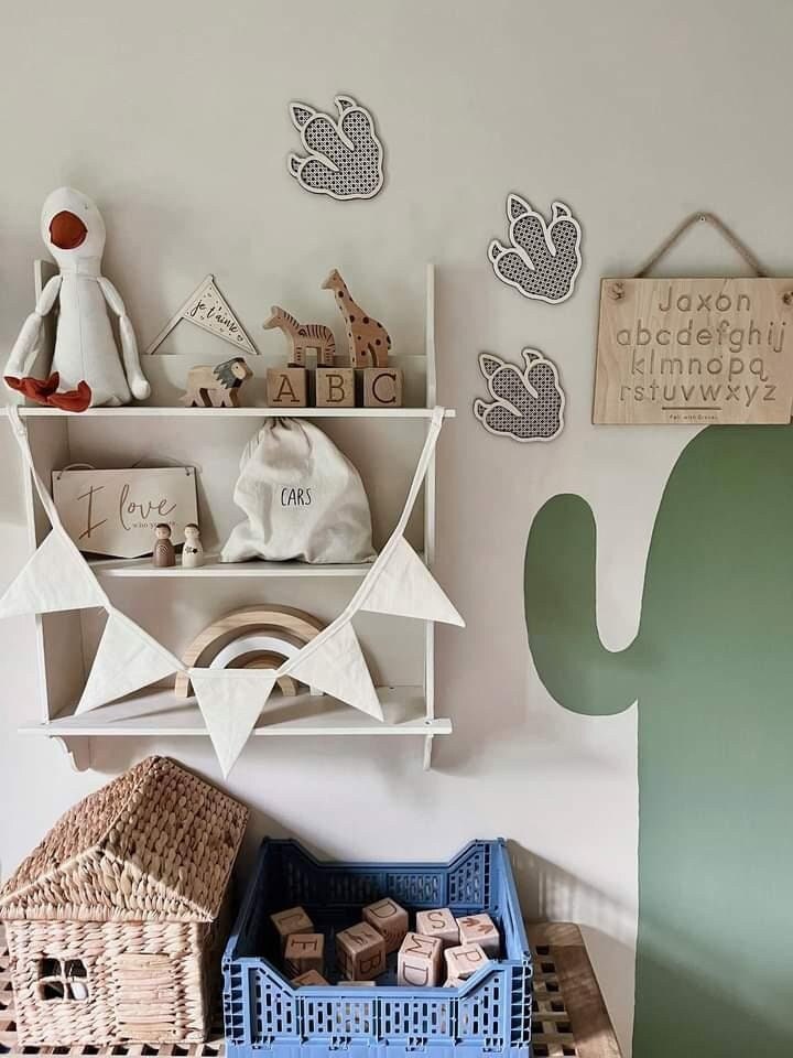 Rattan dinosaur footprint