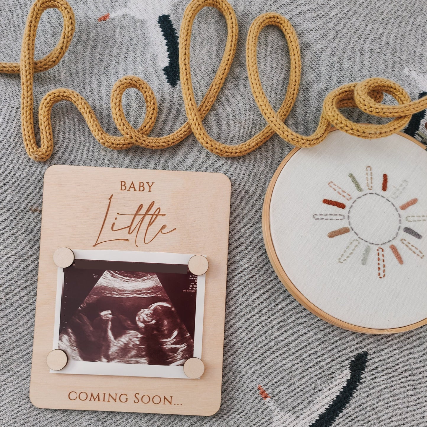 Magnetic scan photo frame