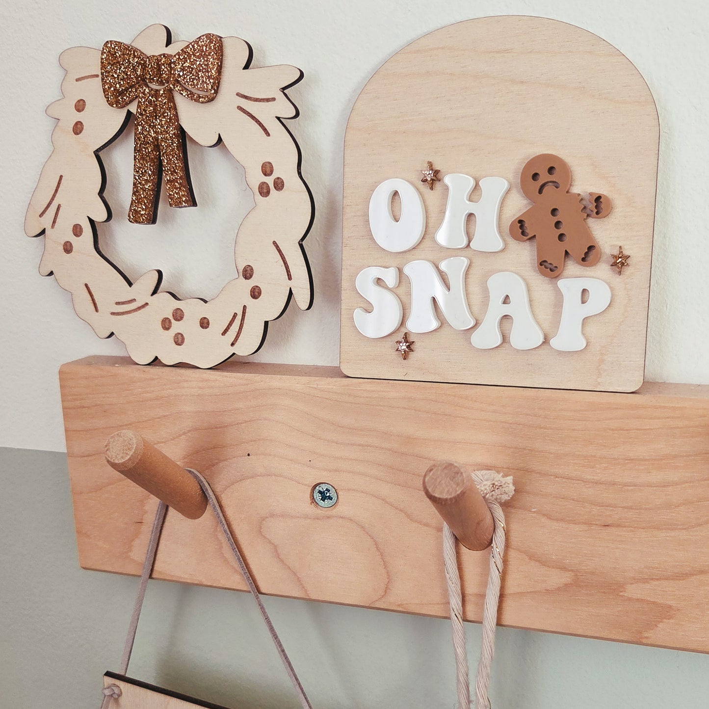 Gingerbread man 'oh snap' shelf sitter plaque