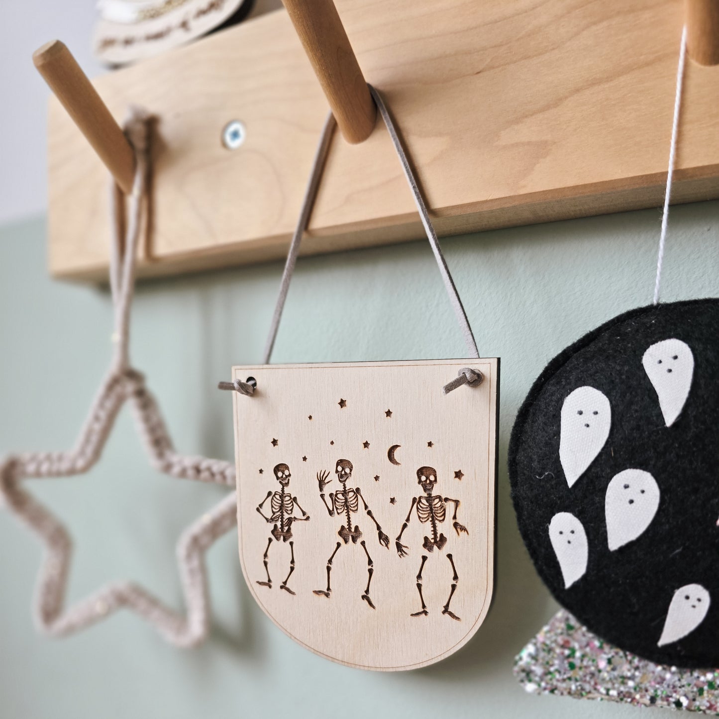 Halloween skeleton mini hanging banner