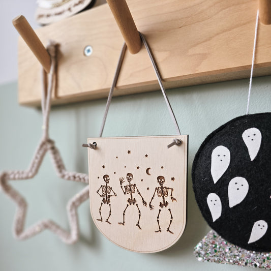 Halloween skeleton mini hanging banner