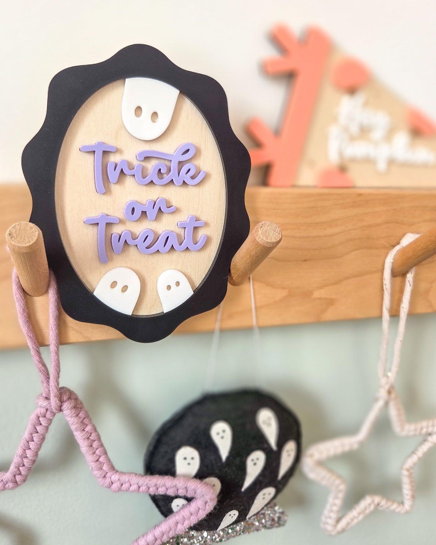 Trick or treat ghost plaque